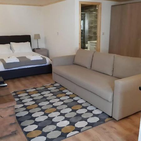 Aurora Papas Apartment Provesende Екстериор снимка