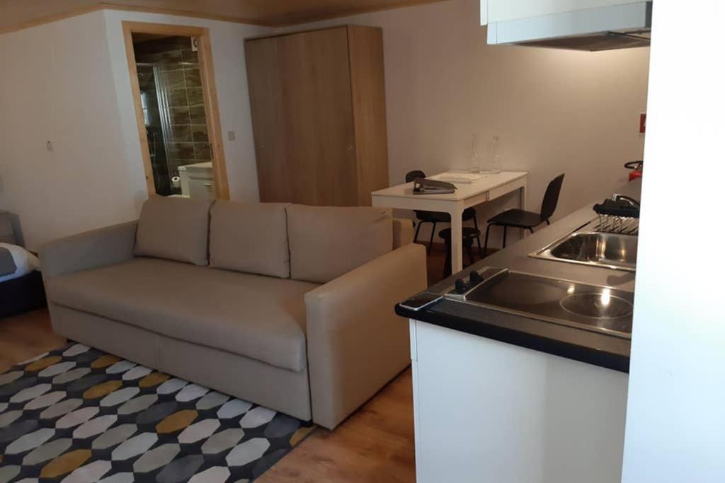 Aurora Papas Apartment Provesende Екстериор снимка