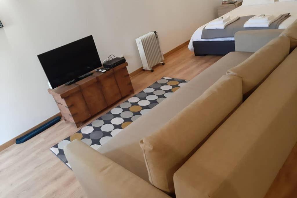 Aurora Papas Apartment Provesende Екстериор снимка